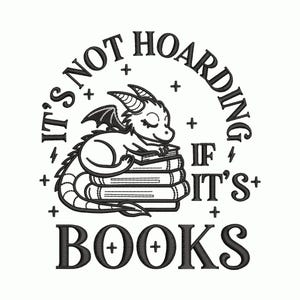 Könnte beinhalten: Schwarz-weiße Grafik eines Drachen, der auf einem Stapel Bücher schläft. Der Text lautet: „Es ist kein Horten, wenn es Bücher sind“. Das Design enthält Kreuz- und Blitzakzente, ideal für Bücherliebhaber.