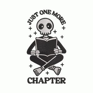 Puede incluir: Diseño bordado en blanco y negro que representa un esqueleto leyendo un libro, con el texto "JUST ONE MORE CHAPTER". El esqueleto está sentado con las piernas cruzadas, sosteniendo el libro abierto, rodeado de pequeñas cruces.