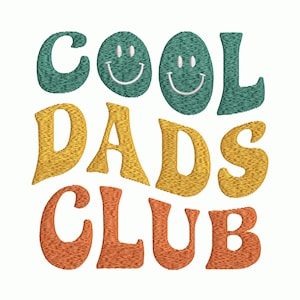 Puede incluir: Diseño bordado con el texto "COOL DADS CLUB" en una fuente retro. La palabra "COOL" es de color verde azulado con dos caras sonrientes. "DADS" es amarillo y "CLUB" es naranja. El diseño está sobre un fondo blanco.