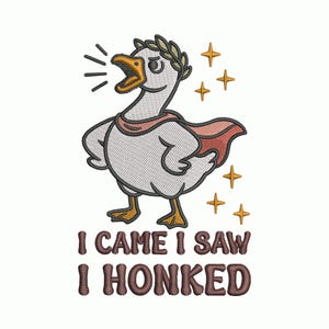 Pode incluir: Design bordado de um ganso usando uma coroa de louros e capa, com o texto "I CAME I SAW I HONKED". O ganso é branco com bico e pés amarelos e detalhes de estrelas douradas.