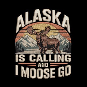 Puede incluir: Diseño bordado con un alce marrón y cornamenta sobre un fondo de montañas y puesta de sol. El texto "ALASKA IS CALLING AND I MOOSE GO" está arqueado arriba y abajo del alce, todo en un estilo vintage.