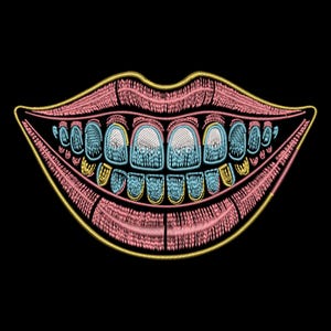 Może przedstawiać: Haftowany wzór uśmiechniętych ust z różowymi wargami, niebieskimi i białymi zębami oraz żółtymi dziąsłami, na czarnym tle. Kontur jest wyszyty żółtą nicią.