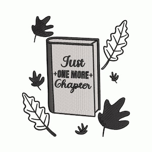Può includere: Un ricamo raffigurante un libro con la scritta "Just + ONE MORE + Chapter" in elegante corsivo. Il libro è circondato da contorni di foglie nere su sfondo bianco, creando un tema autunnale.