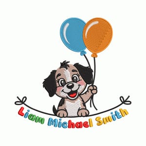 Op de afbeelding: Geborduurd ontwerp van een lachende puppy met blauwe en oranje ballonnen. De puppy heeft bruin, zwart en wit haar. De naam "Liam Michael Smith" is in kleurrijke letters onder de puppy geborduurd.