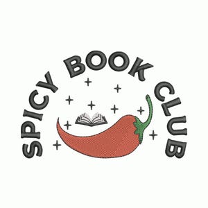 Op de afbeelding: Geborduurd ontwerp met de tekst "Spicy Book Club" in een halve cirkel. Een rode chilipeper met een groene steel en een klein open boek staan centraal, met kleine plusjes verspreid.