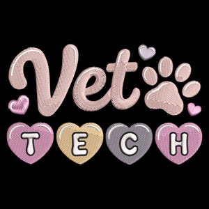 Pode incluir: Design bordado em fundo preto. A palavra "Vet" está escrita em rosa, com uma pegada e corações. Abaixo, a palavra "TECH" é escrita em formas de coração individuais, cada uma com uma letra.