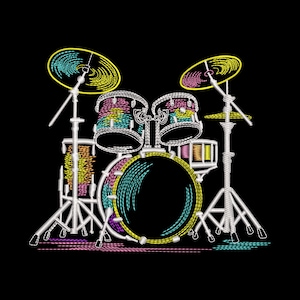 Puede incluir: Ilustración bordada de una batería sobre un fondo negro. La batería presenta un bombo, cajas y platillos. Los tambores están decorados con remolinos coloridos de amarillo, azul y rosa. Los platillos son amarillos.