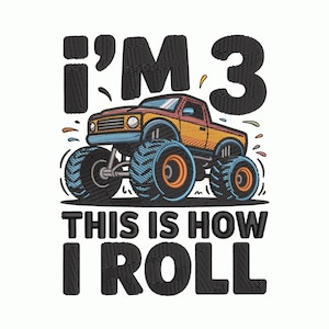 Può includere: Design ricamato con un monster truck giallo e rosso con grandi pneumatici blu. Il testo recita "I'M 3 THIS IS HOW I ROLL" in nero. Il design è su sfondo bianco.