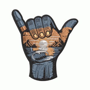Puede incluir: Parche bordado con forma de mano haciendo el signo shaka. El diseño presenta una escena de puesta de sol con una ola, montañas y un sol. La mano es azul y marrón con un borde negro.