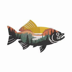 Puede incluir: Parche bordado con forma de pez, con una escena de paisaje. El pez es negro con detalles blancos, y el paisaje interior incluye árboles, montañas y una puesta de sol en tonos naranja, amarillo y verde.