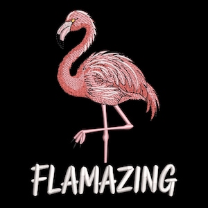 Könnte beinhalten: Gestickter rosa Flamingo mit dem Wort "FLAMAZING" in weißer Schrift auf schwarzem Hintergrund. Der Flamingo steht auf einem Bein, sein Kopf ist nach links gedreht. Die Federn des Vogels sind mit weißem und rosa Faden detailliert.