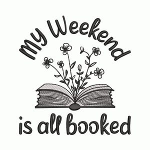 Op de afbeelding: Zwart-wit geborduurd ontwerp met een open boek met bloemen en de tekst "My Weekend is all booked". Het ontwerp staat op een witte achtergrond. De tekst en details zijn in zwart.
