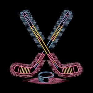 Op de afbeelding: Geborduurd ontwerp met twee gekruiste hockeysticks en een puck, in roze, geel en blauw op een zwarte achtergrond. De sticks hebben parallelle lijnen en de puck is een eenvoudige cirkel.
