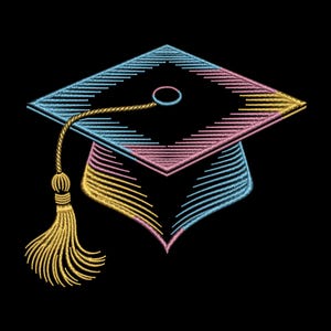 Op de afbeelding: Een geborduurd ontwerp van een afstudeerhoed in blauw, roze en geel op een zwarte achtergrond. De hoed heeft een vierkante bovenkant met een kwast die naar beneden hangt. Het ontwerp is gemaakt met gedetailleerde steken.