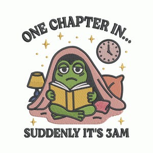 Könnte beinhalten: Gesticktes Design mit einem grünen Frosch, der unter einer Decke liest, mit dem Text "ONE CHAPTER IN... SUDDENLY IT'S 3AM". Eine Uhr zeigt 3 Uhr morgens, mit Sternen und einer Lampe. Das Design befindet sich auf weißem Hintergrund.