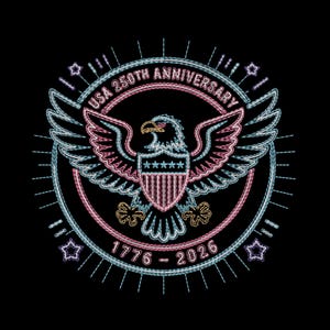 Może przedstawiać: Haftowany wzór na czarnym tle. Projekt przedstawia orła bielika z rozłożonymi skrzydłami, tarczę oraz napis "USA 250TH ANNIVERSARY 1776-2026" w okrągłym wzorze. Projekt wykorzystuje czerwoną, niebieską i żółtą nić.
