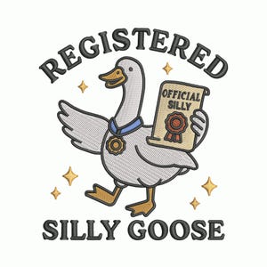 Op de afbeelding: Geborduurd ontwerp met een gans met een blauwe kraag en een medaille, die een perkamentrol vasthoudt met de tekst "OFFICIAL SILLY". De tekst "REGISTERED" staat boven de gans en "SILLY GOOSE" eronder. Gouden steraccenten.