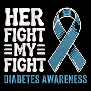 Puede incluir: Fondo negro con texto blanco "HER FIGHT MY FIGHT" y "DIABETES AWARENESS" en azul. Una cinta azul con borde blanco está a la derecha. La cinta tiene un patrón texturizado.