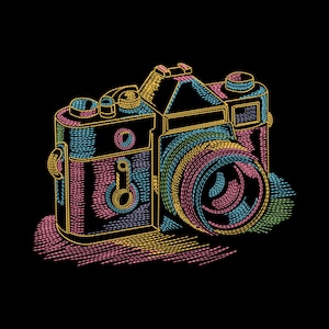 Puede incluir: Ilustración colorida de una cámara vintage, renderizada con un efecto de puntada. El cuerpo de la cámara es negro con detalles en amarillo, azul, rosa y verde. La lente es un remolino de rosa, azul y amarillo. El fondo es negro sólido.