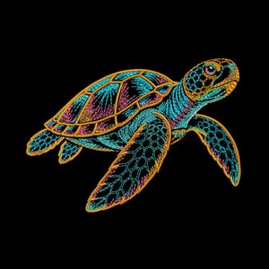 Pode incluir: Um emblema bordado de tartaruga marinha com uma paleta de cores vibrantes em fios turquesa, magenta e dourado sobre um fundo preto sólido. O design apresenta padrões complexos de escamas no casco e nas nadadeiras com um olho detalhado.