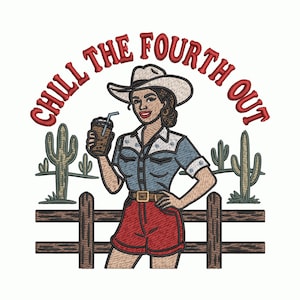 Puede incluir: Diseño bordado con una mujer con sombrero de vaquero y pantalones cortos rojos, sosteniendo una bebida. El texto "CHILL THE FOURTH OUT" se arquea sobre su cabeza. Cactus y una valla de madera completan el tema patriótico.