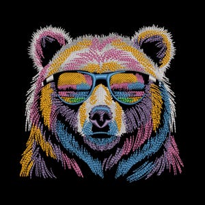 Pode incluir: Cabeça de urso bordada com óculos de sol. O urso é retratado com fio colorido em tons de amarelo, rosa, azul e roxo sobre um fundo preto. Os óculos de sol têm armação azul e refletem um padrão de arco-íris.