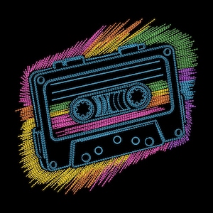 Op de afbeelding: Illustratie van een zwarte cassetteband met een retro-ontwerp. De band is blauw omlijnd met een kleurrijke regenboog van lijnen die van achteren uitstralen. De achtergrond is effen zwart.