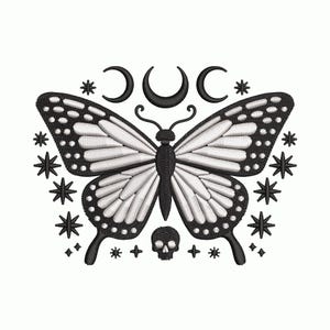 Può includere: Design di farfalla ricamata in bianco e nero con un teschio, stelle e lune crescenti. La farfalla ha ali dettagliate con motivi bianchi e neri. Il design è circondato da stelle e lune crescenti.