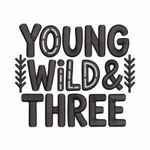 Może przedstawiać: Czarny haftowany tekst na białym tle z napisem "YOUNG WILD & THREE". Litery są pękate i obrysowane białymi szwami. Ozdobne elementy w kształcie liści flankują słowa, tworząc zabawną kompozycję.