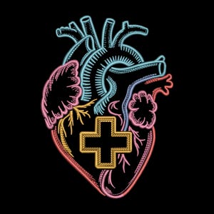 Puede incluir: Un diseño bordado de un corazón anatómico con una cruz dorada en el centro. El corazón está detallado con costuras azules, rosas, amarillas y rojas sobre un fondo negro. El diseño es una representación estilizada del corazón humano.
