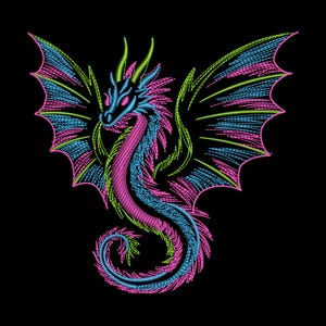 Könnte beinhalten: Gesticktes Drachendesign in Neonfarben auf schwarzem Hintergrund. Der Drache hat rosa, blaue und grüne Details, mit ausgebreiteten Flügeln und einem eingerollten Schwanz. Das Design ist detailliert und lebendig, geeignet für Kleidung oder Dekoration.