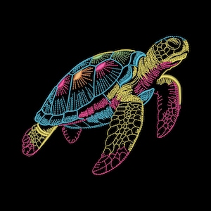 Puede incluir: Un diseño bordado de tortuga marina colorida sobre un fondo negro. La tortuga presenta una paleta vibrante de hilos rosas, amarillos, azules y naranjas, creando un contraste llamativo. Los intrincados detalles de costura resaltan el caparazón y las aletas.