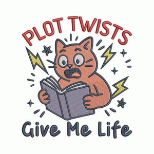Puede incluir: Diseño bordado de un gato naranja con ojos grandes, leyendo un libro. El texto "PLOT TWISTS" está encima del gato, con "GIVE ME LIFE" debajo. Rayos amarillos y estrellas rodean al gato.