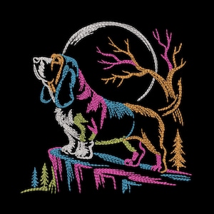 Puede incluir: Un bordado sobre fondo negro que muestra a un Basset Hound de pie sobre un saliente rocoso. El diseño utiliza hilos vibrantes en azul, rosa, naranja y blanco para representar al perro, una gran luna circular y ramas de árboles desnudas.