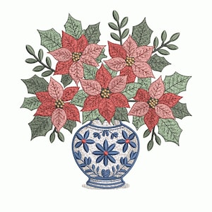 Puede incluir: Imagen bordada de un jarrón lleno de poinsettias. El jarrón es azul y blanco con un diseño floral. Las poinsettias son rojas y rosas con hojas verdes. La imagen está sobre un fondo blanco.