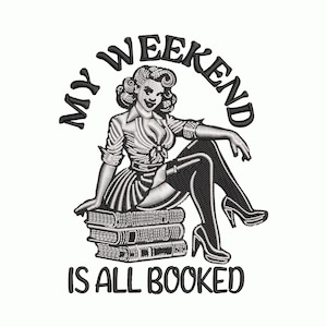 Op de afbeelding: Zwart-wit geborduurd ontwerp met een pin-up meisje zittend op een stapel boeken. De tekst "MY WEEKEND" staat in een boog boven de figuur, met "IS ALL BOOKED" eronder. Het ontwerp staat op een witte achtergrond.