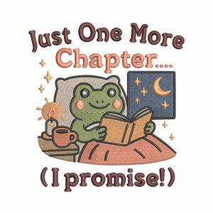Könnte beinhalten: Gesticktes Design mit einem Frosch, der im Bett ein Buch liest, mit einer Tasse Kaffee und einer Kerze. Der Text lautet "Just One More Chapter... (I promise!)". Das Design beinhaltet ein Fenster mit Mond und Sternen.