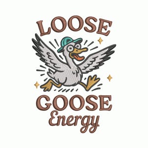 Peut inclure: Motif brodé d'une oie de dessin animé portant une casquette turquoise, courant avec les ailes déployées. Le texte "LOOSE GOOSE Energy" est arqué au-dessus et en dessous de l'oie en lettres marron. Des étoiles dorées complètent le design.