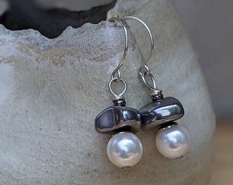 Boucles d’oreilles Silver Hematite + Pearl, Boucles d’oreilles White Pearl Silver Drop, Tuxedo Color Contrast