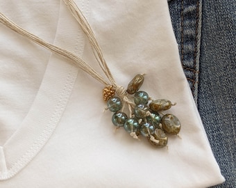 Gouden charme ketting, kralen cascade ketting, natuurlijke hennep lariat, North Woods pine cone