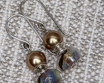 Orecchini pendenti con perle barocche: accenti CZ, argento