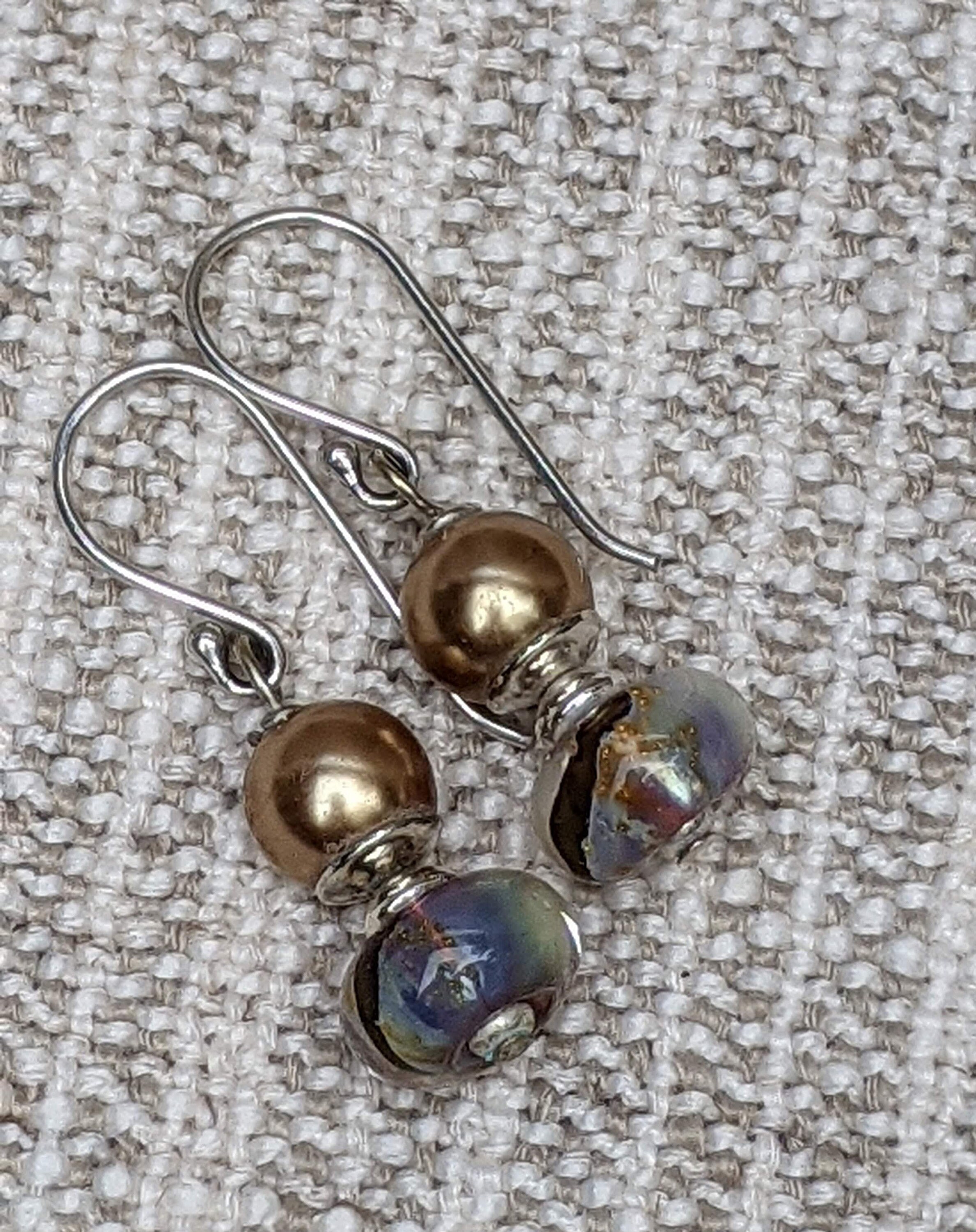 Orecchini pendenti con perline in vetro viola e filo di colore argento, lunghezza 6 cm, Misura unica, Vetro