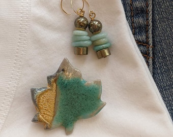 Geglazuurde Aardewerk Blad Pin + Earring Set, 14k Gold Filled Dangle Oorbellen, Wintertaling + Gele Broche