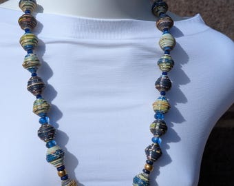 Ketting met metalen sluiting en saffierblauwe uiteinden, ketting van textiel, blauw-olijfgouden boho-ketting