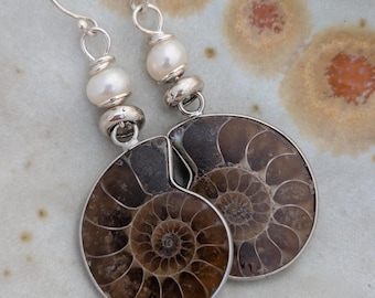 Oorbellen met ammonietfossiel en hanger van witte zoetwaterparel en sterling zilver.