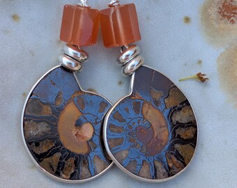Oorbellen van sterling zilver met ammoniet en carneool: warmbruine en oranje hangertjes
