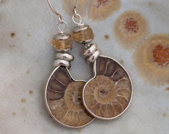 Oorbellen van echt ammonietfossiel, gefacetteerde citrien hangers van sterling zilver, fawn browns