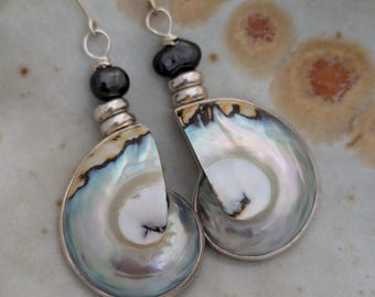Nautilusschelpen & Zwarte Parel Zilveren Oorbellen: Kustsieraden, Cruisekleding, Zwart Wit