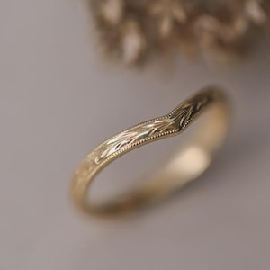 Alliance or à chevrons, feuille V gravée, empilage minimaliste inspiré de la nature nuptiale, bague délicate