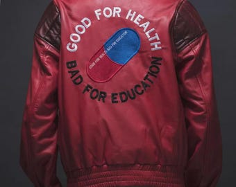 AKIRA 金田の赤いレザージャケット：サイバーパンクアニメのバイク用